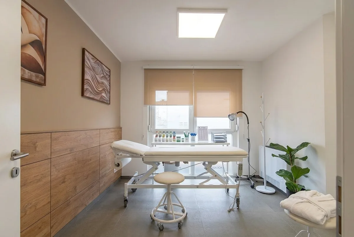 Sala de atendimento do Dr. Noac Chuffi Barros, maca clínica e ambiente claro