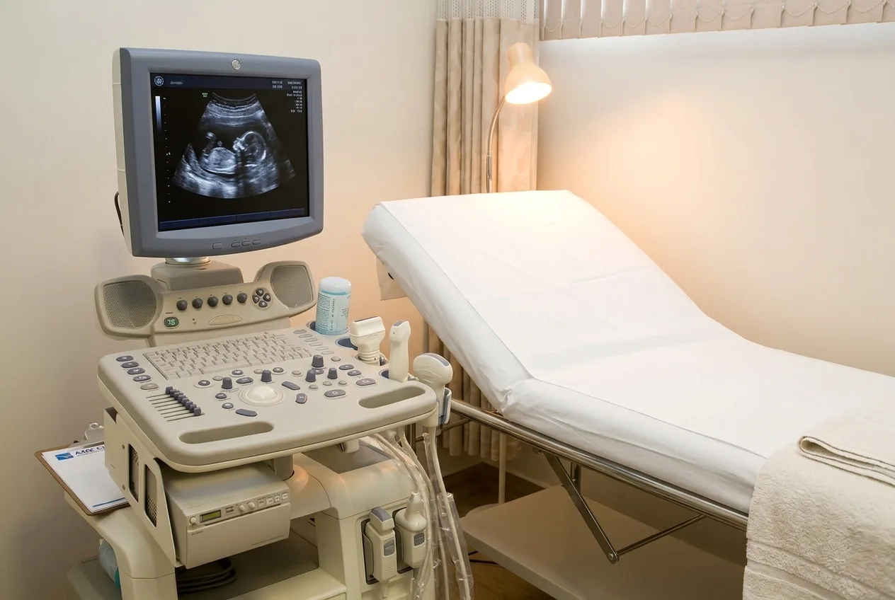 Sala de ultrassonografia da Medimagen com o equipamento e a maca preparados